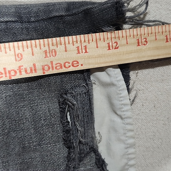 Old Navy High Rise Secret Slim Pockets Women Gray Denim Distressed Shorts Size 6 - Picture 5 of 10